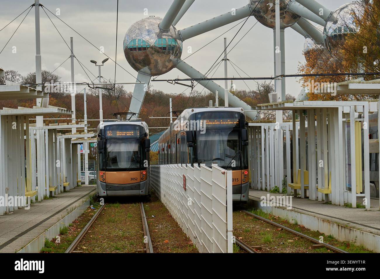 Tram di Bruxelles ad Heysel con il punto di riferimento Atomium sullo sfondo Foto Stock