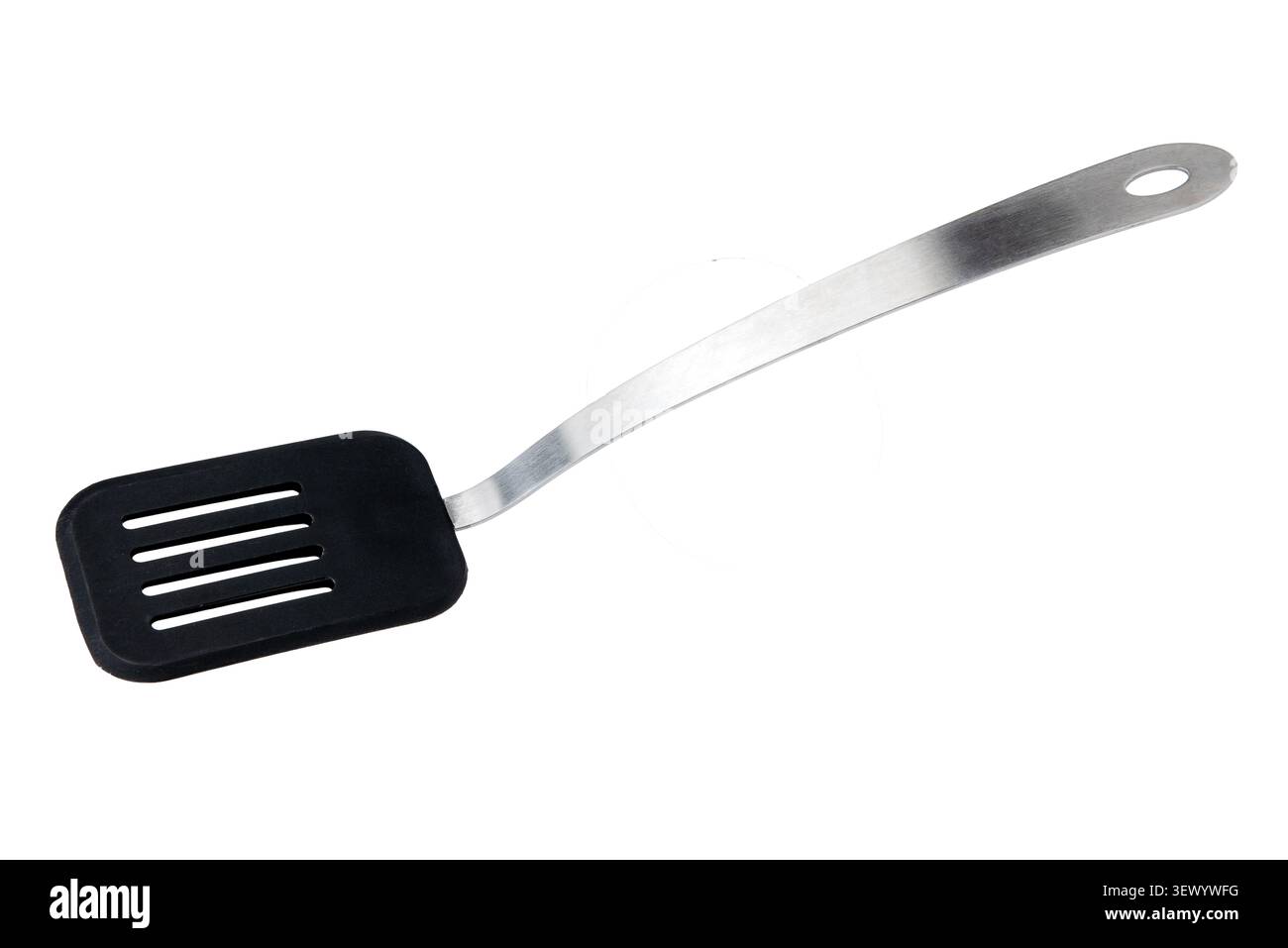spatola da cucina con testa in silicone nero resistente al calore e un'elegante impugnatura in acciaio inox, perfetta per capovolgere gli alimenti e scaricare il grasso, p Foto Stock