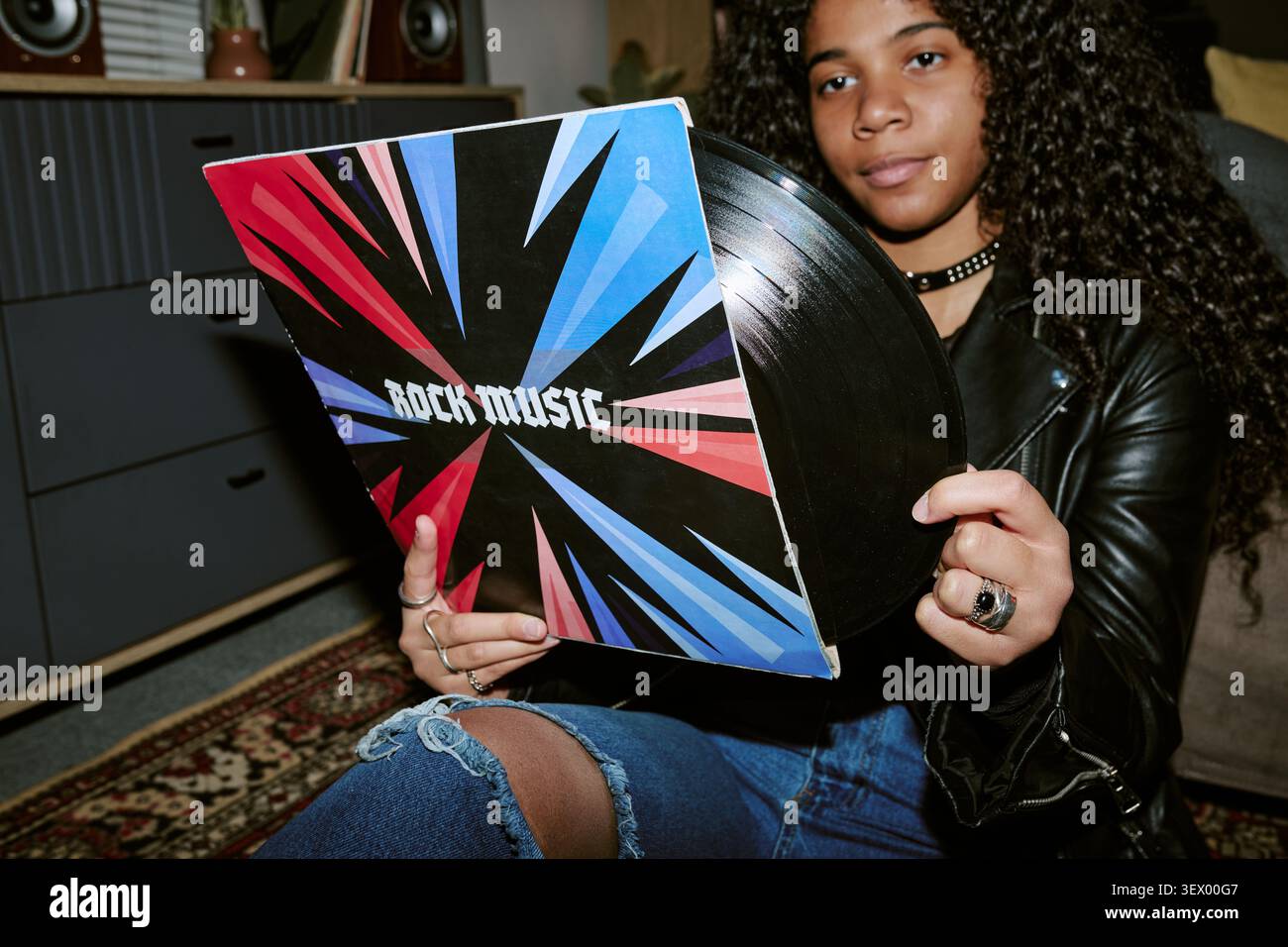 Ritratto di un adolescente nero che detiene il record in vinile per Music Lifestyle Foto Stock