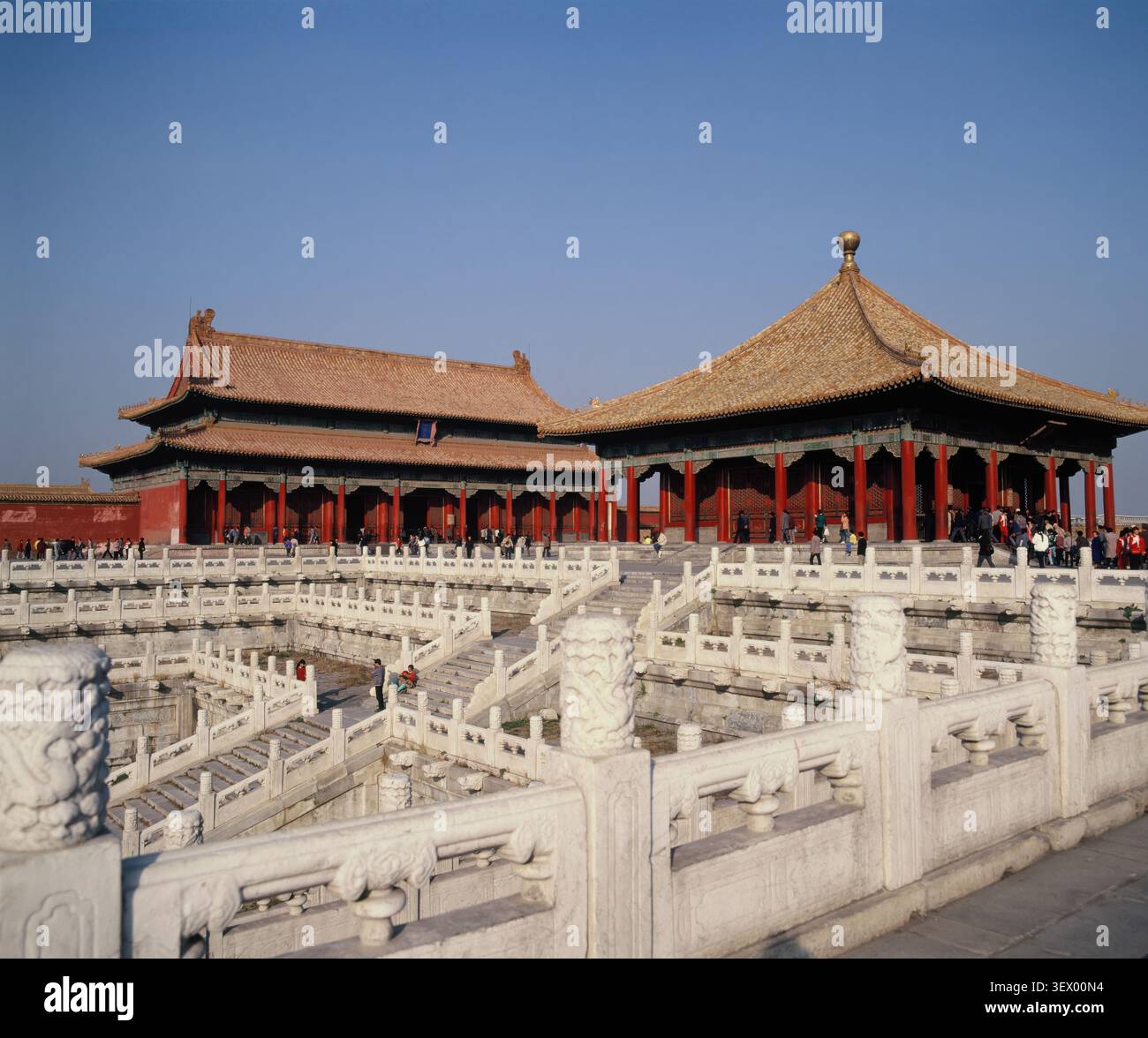 Cina. Pechino. La Città Proibita. Palazzo imperiale. Sale della Centrale e della Conservazione dell'Armonia. Foto Stock