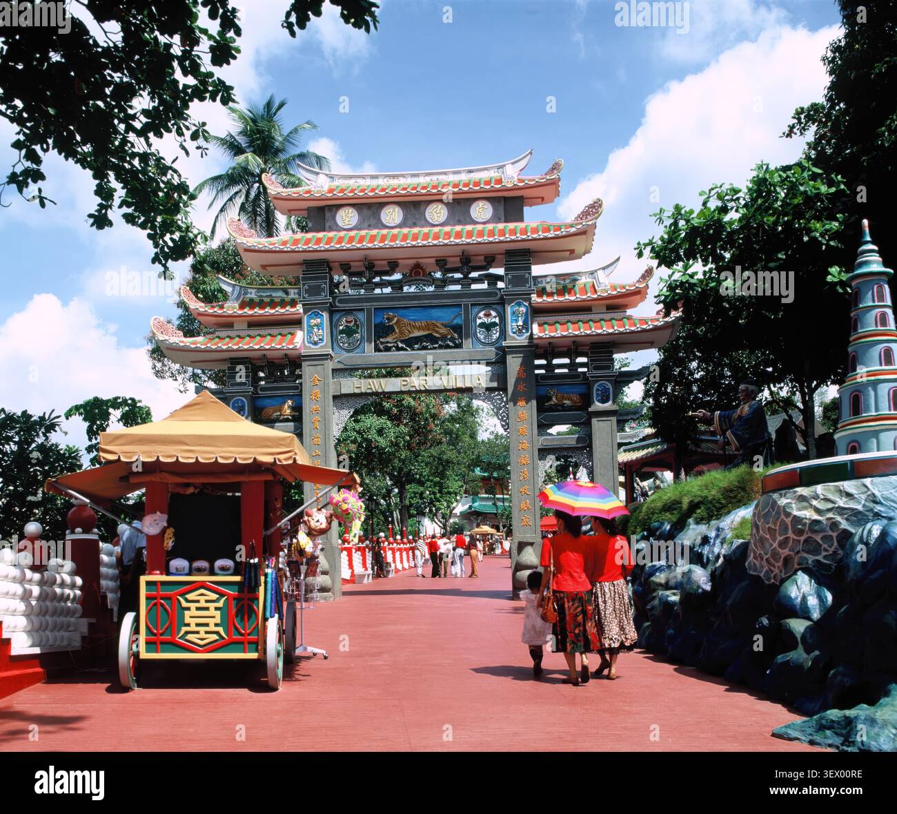Singapore. Haw Par Villa. Arco portale Paifang in stile cinese tradizionale. Foto: 1985. Foto Stock