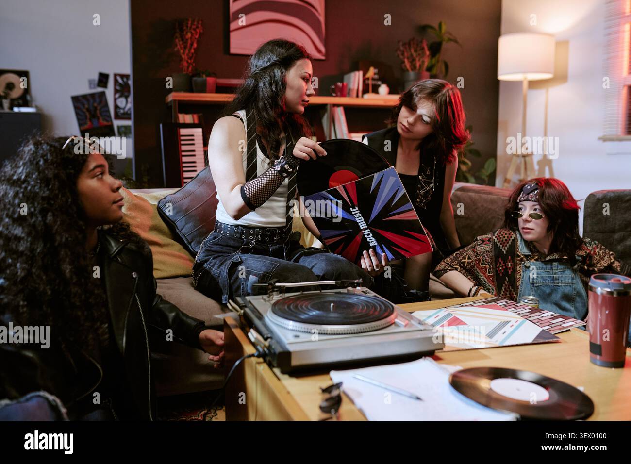 Adolescenti multietnici che recensiscono Vinyl Records per Music Branding Foto Stock