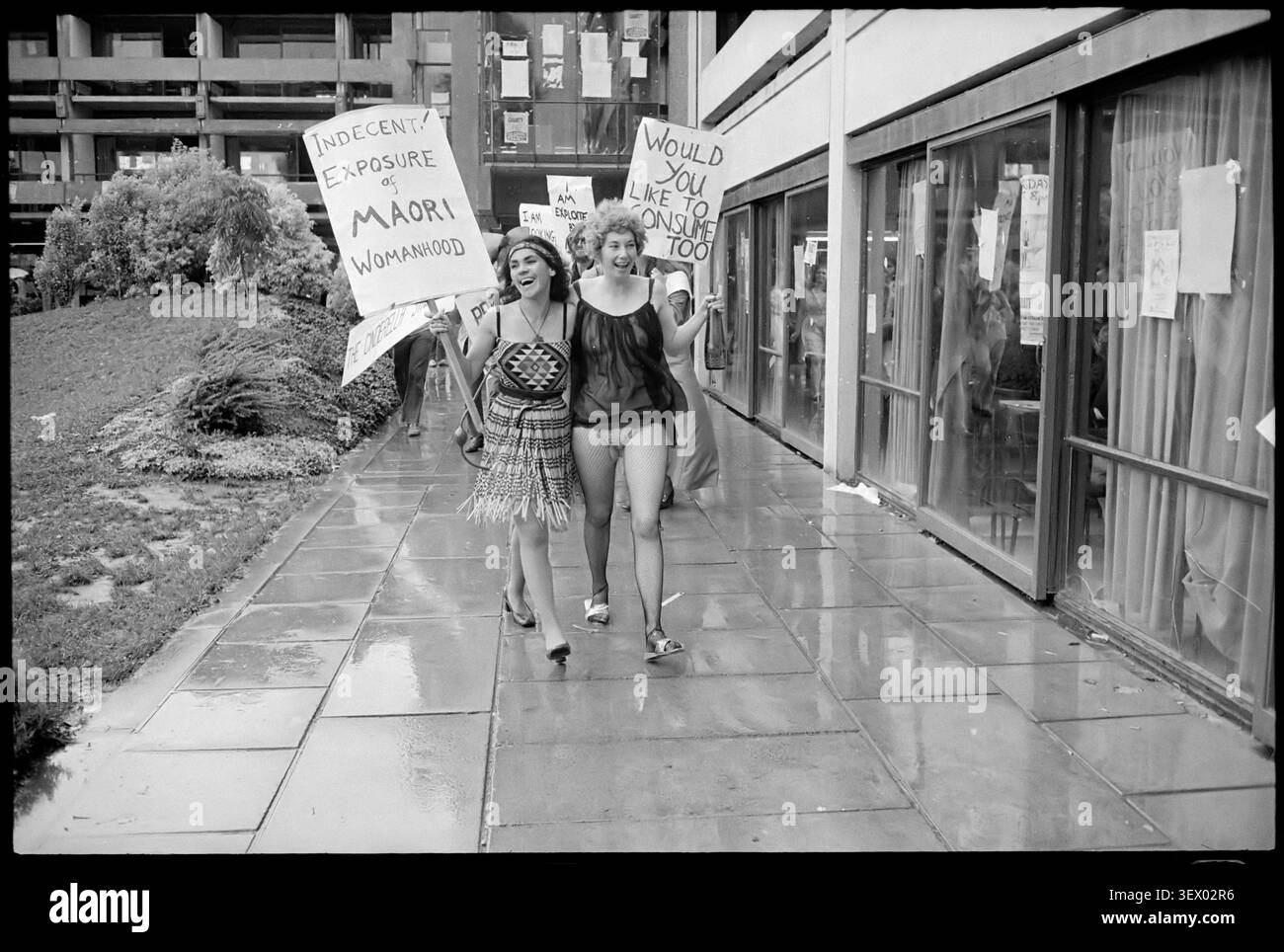 Ngahuia te Awekotuku in abbigliamento Maori e amico che manifesta per Maori e i diritti delle donne all'Università di Auckland, intorno al 1971 Foto Stock