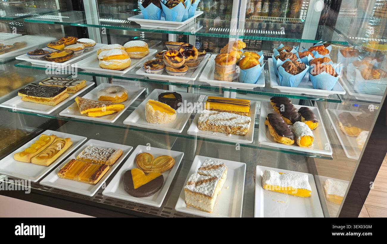 Selezione di torte portoghesi, dolci e dessert al banco dei prodotti da forno Foto Stock