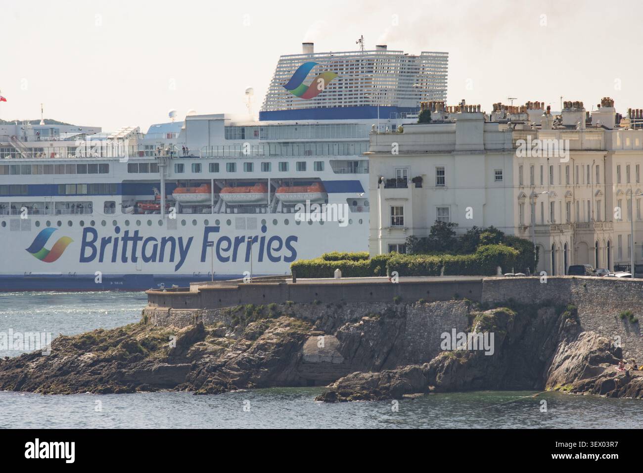 Nave ammiraglia della Brittany Ferries, traghetto Pont-Aven, passando davanti alla Grand Parade e alle scogliere rocciose di Plymouth Hoe, giugno 2026 Foto Stock