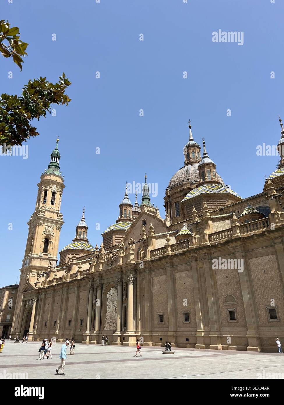 La Basilica del Pilar sorge sopra il fiume Ebro, un simbolo senza tempo di Saragozza e uno dei luoghi di pellegrinaggio più visitati della Spagna. - Immagine stock catturata con smartphone