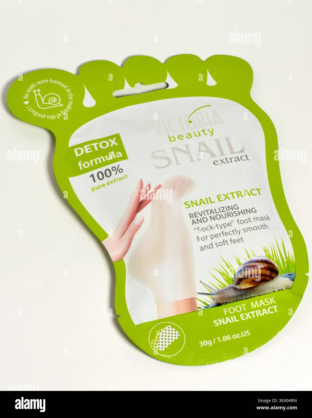 Mascherina tipo calzino con estratto di lumaca di Victoria beauty, confezione di prodotti per la cura dei piedi su bianco Foto Stock