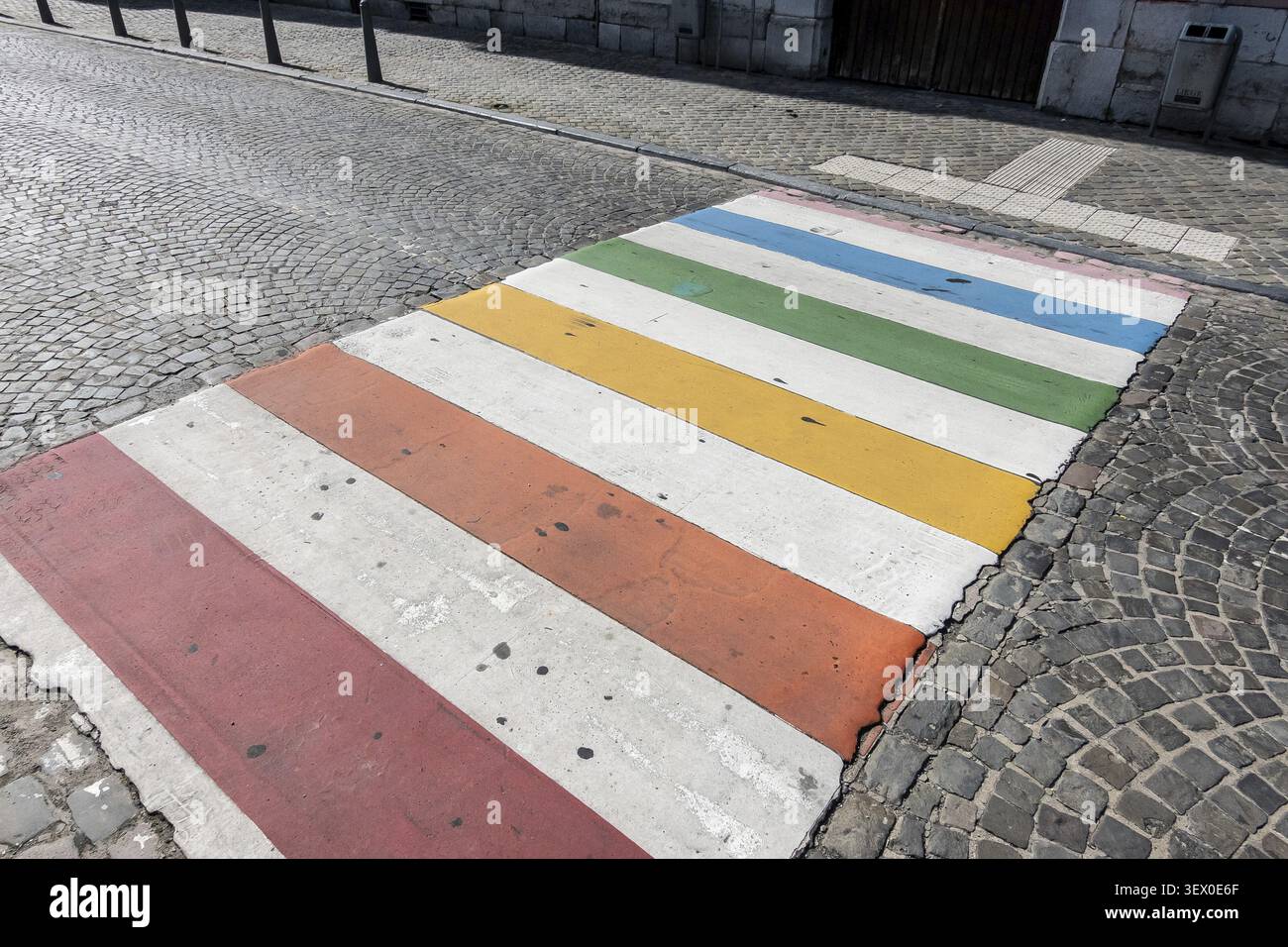 Zebra colorata su lastricati senza pedoni, Liegi, provincia di Liegi, Belgio Foto Stock