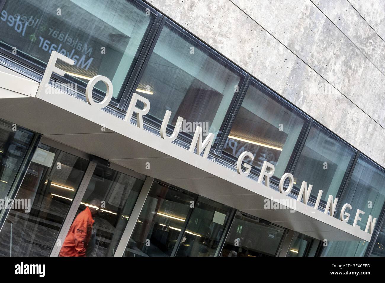 Ingresso al Forum Groningen con scritta e persona all'interno di Groninga, provincia di Groninga, Paesi Bassi Foto Stock