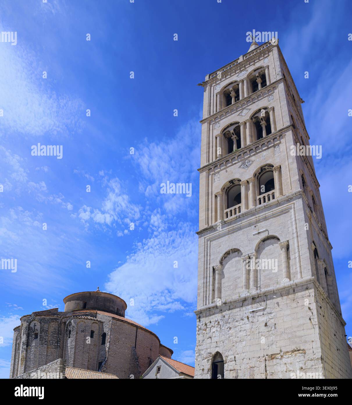 Scorcio del campanile della Cattedrale di Santa Anastasia e della Chiesa di San Donato Foto Stock
