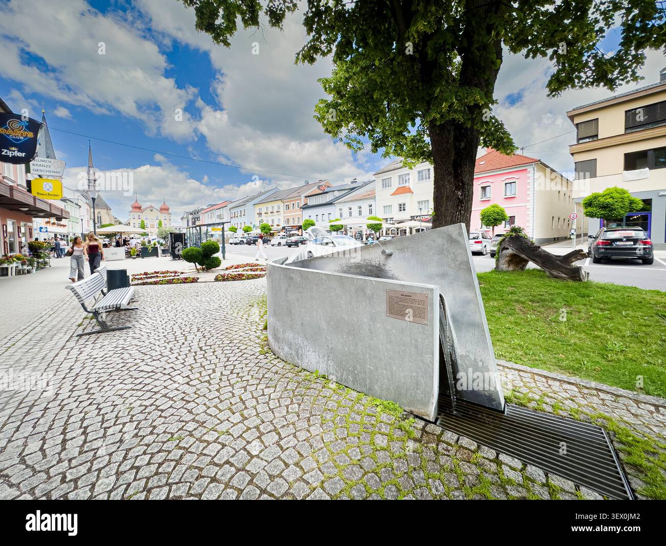 La fontana sulla Hauptplatz, con la chiesa parrocchiale della città di San Bartolomeo e il municipio sullo sfondo a Bad Leonfelden, una piccola spa Austri Foto Stock