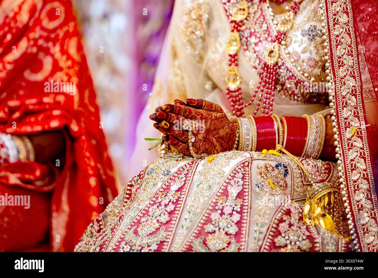 Intricati disegni all'henné adornano le mani della sposa durante una tradizionale cerimonia di nozze indiana Foto Stock