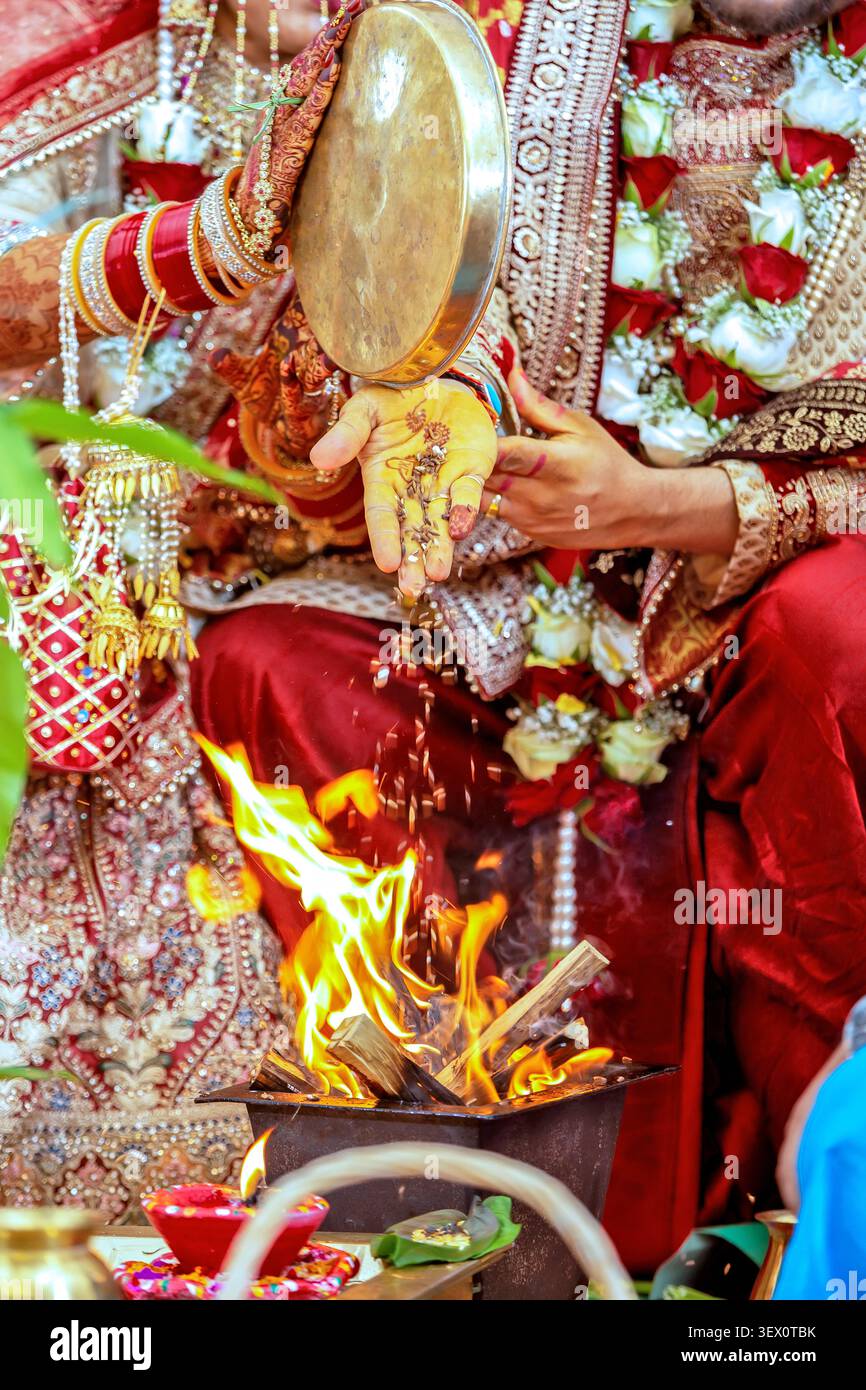 Cerimonia di nozze indiana con rituale sacro del fuoco e abbigliamento tradizionale Foto Stock