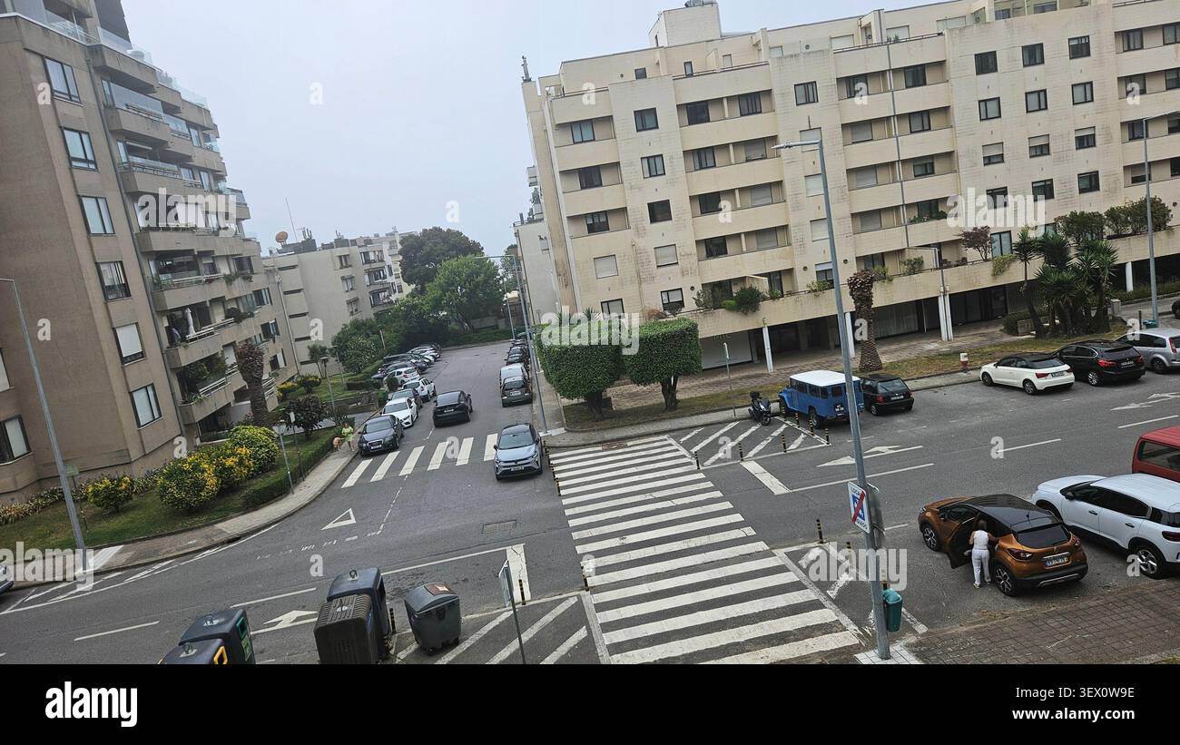 Residential Street con auto parcheggiate ed edifici di appartamenti nel giorno dell'Overcast - editoriale Urban European Neighborhood - Immagine stock catturata con smartphone