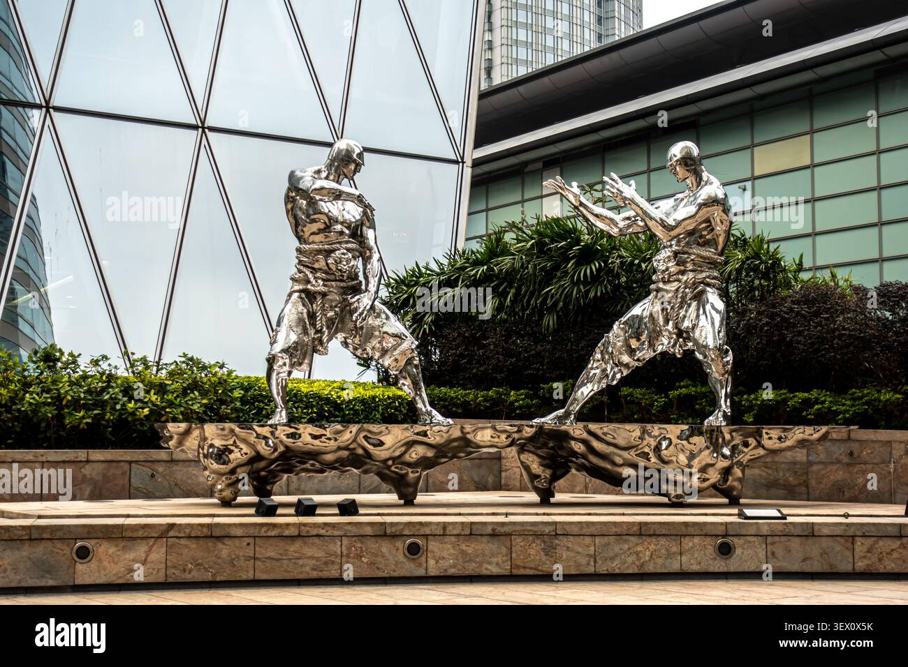 ArtWork Above the Clouds, una scultura in acciaio inossidabile del 2017 di Ren Zhe. Si trova in Exchange Square nel quartiere centrale di Hong Kong. Foto Stock
