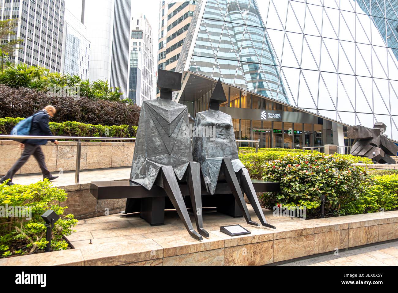 Scultura in bronzo seduta coppia, 1990, dell'artista inglese Lynn Chadwick, il G/F Forum of Exchange Square in Central, Hong Kong. Foto Stock