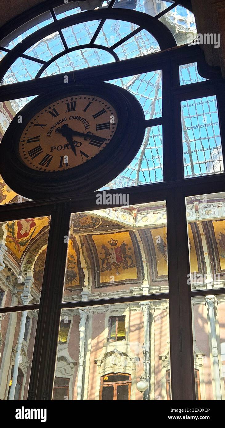 Orologio antico e riflesso della cupola di vetro, Palácio da Bolsa, Porto, Portogallo - Orologio da parete commerciale Associação Porto con vista sullo Skylight - Immagine stock catturata con smartphone