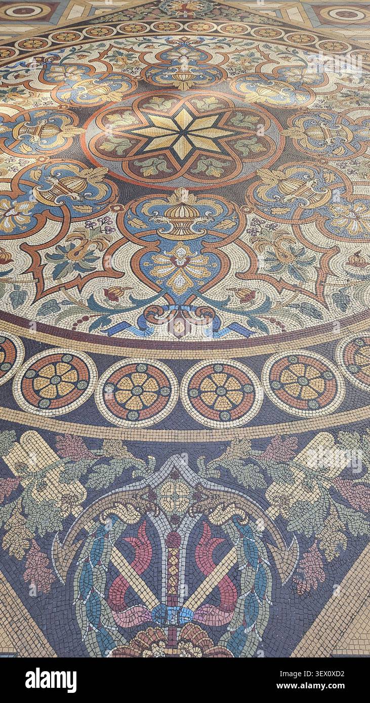 Medaglione decorato con pavimento in mosaico, Palácio da Bolsa, Porto, Portogallo - intricato motivo piastrellato con motivo a stella e disegno classico dell'urna - Immagine stock catturata con smartphone