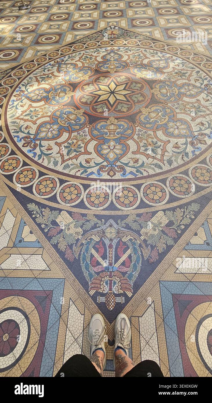 Visitatore in piedi su un pavimento decorato a mosaico storico all'interno dell'editoriale di Palácio da Bolsa Porto Portugal Foto Stock