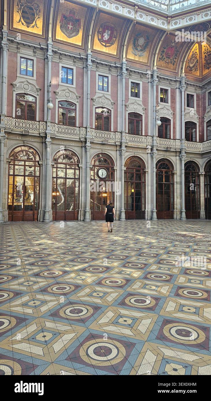 Pátio das Nações Glass Dome, Palácio da Bolsa, Porto, Portogallo — Gran cortile del XIX secolo con stemmi e pavimento in mosaico - Immagine stock catturata con smartphone