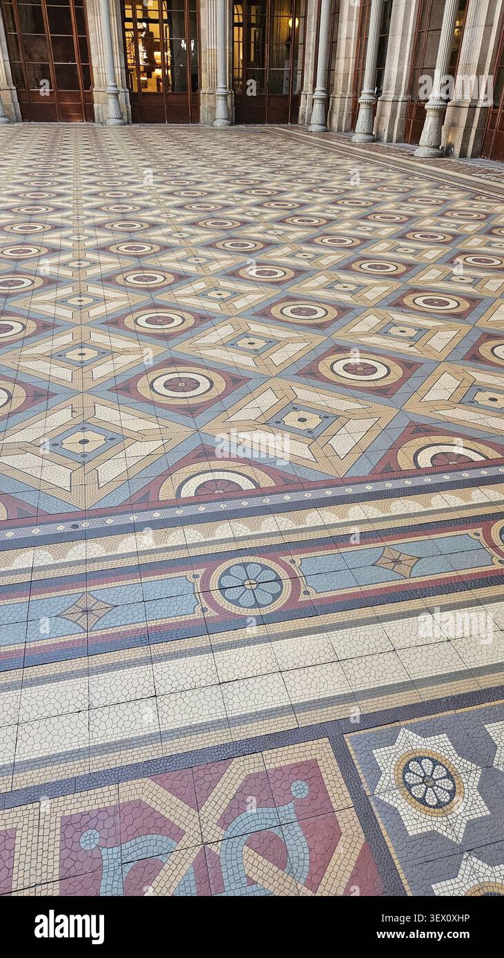 Medaglione decorato con pavimento in mosaico, Palácio da Bolsa, Porto, Portogallo - intricato motivo piastrellato con motivo a stella e disegno classico dell'urna - Immagine stock catturata con smartphone