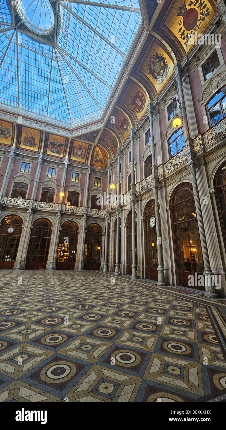Pátio das Nações Glass Dome, Palácio da Bolsa, Porto, Portogallo — Gran cortile del XIX secolo con stemmi e pavimento in mosaico - Immagine stock catturata con smartphone