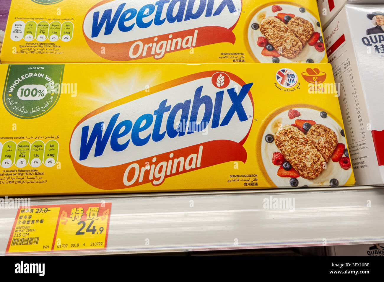 Scatola di cereali originali Weetabix, che è un biscotto integrale per la colazione, su uno scaffale del supermercato Foto Stock