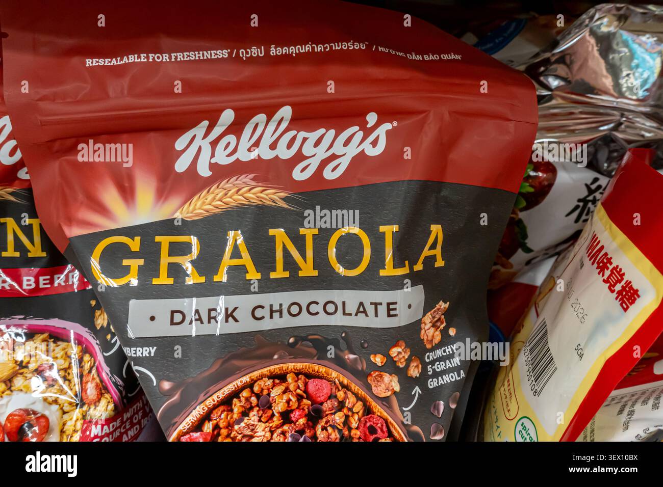 Sacchetto di cioccolato fondente Kellogg's Granola con miscela a 5 grani e gocce di cioccolato belga Foto Stock