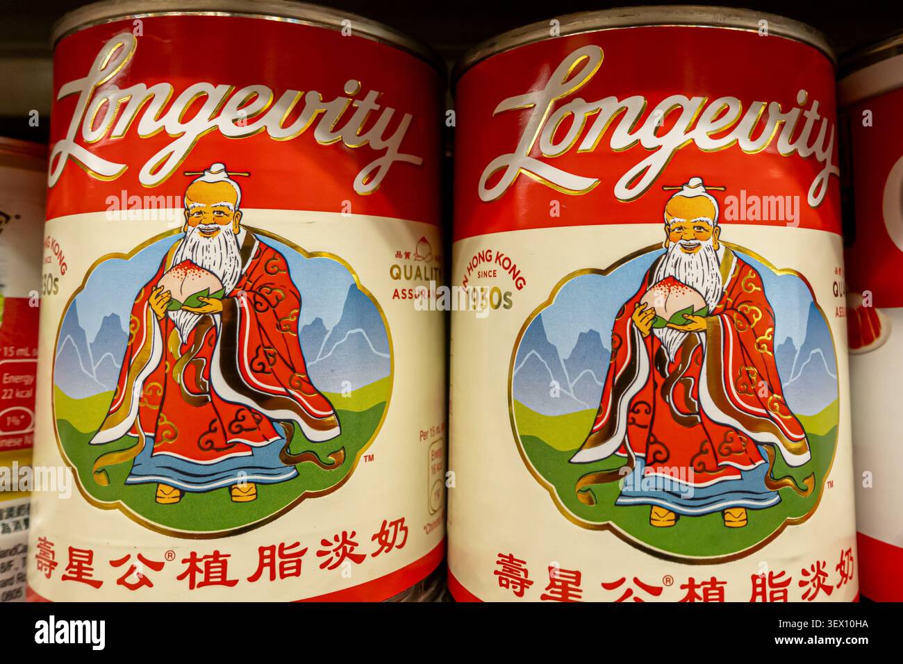 Latte condensato zuccherato Longevity Brand sullo scaffale del supermercato di Hong Kong, utilizzato nella cucina asiatica per aggiungere una dolcezza ricca e cremosa al caffè e al tè Foto Stock