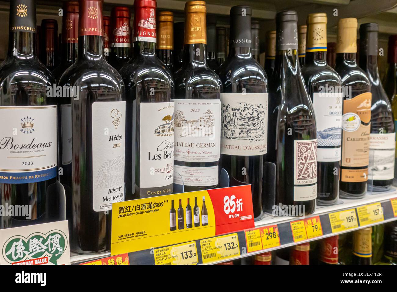 Selezione di vini rossi francesi di Bordeaux esposti sullo scaffale di un supermercato con cartellino dei prezzi, Wellcome supermercato, Hong Kong Foto Stock