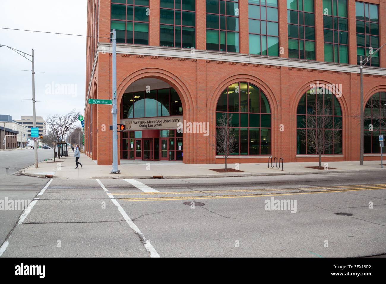 Edificio della Cooley Law School della Western Michigan University situato su Capitol Ave nel centro di Lansing, Michigan, USA Foto Stock
