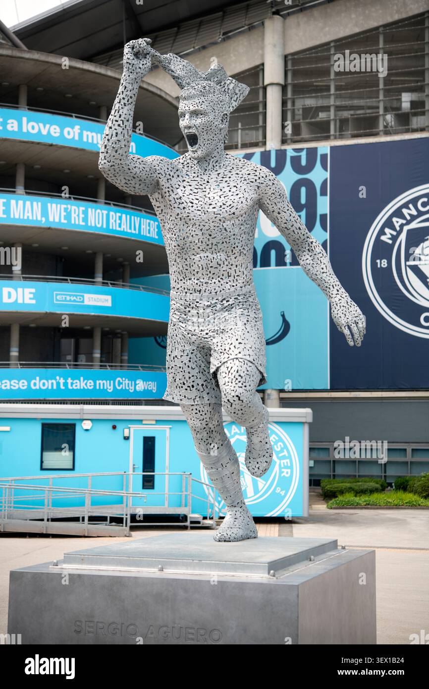 Statua dell'ex calciatore del Manchester City Sergio Aguero fuori dall'Etihad Stadium di Manchester, Inghilterra, Regno Unito Foto Stock