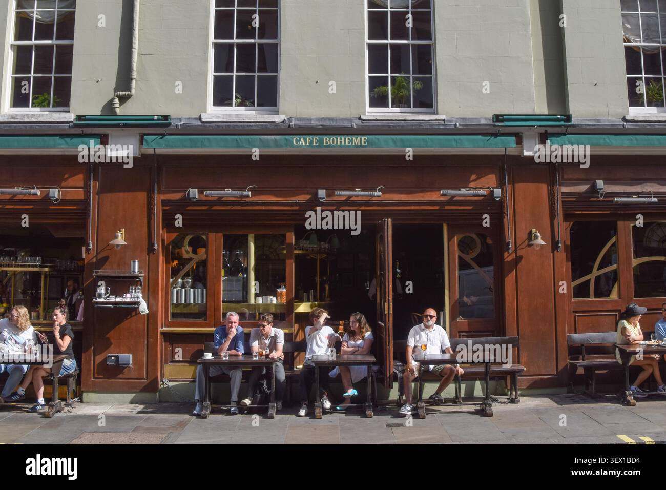 Londra, Inghilterra, Regno Unito. 29 giugno 2026. Le persone si siedono all'esterno del Cafe Boheme in Old Compton Street a Soho, mentre il sindaco di Londra Sadiq Khan pianifica di usare nuovi poteri per scavalcare l'opposizione del Westminster Council all'espansione dei ristoranti all'aperto nella zona. A partire dal 2027 entrerà in vigore un'espansione dei ristoranti in cui è consentito mettere posti a sedere all'esterno durante i mesi caldi. (Credit Image: © Vuk Valcic/ZUMA Press Wire) SOLO PER USO EDITORIALE! Non per USO commerciale! Foto Stock