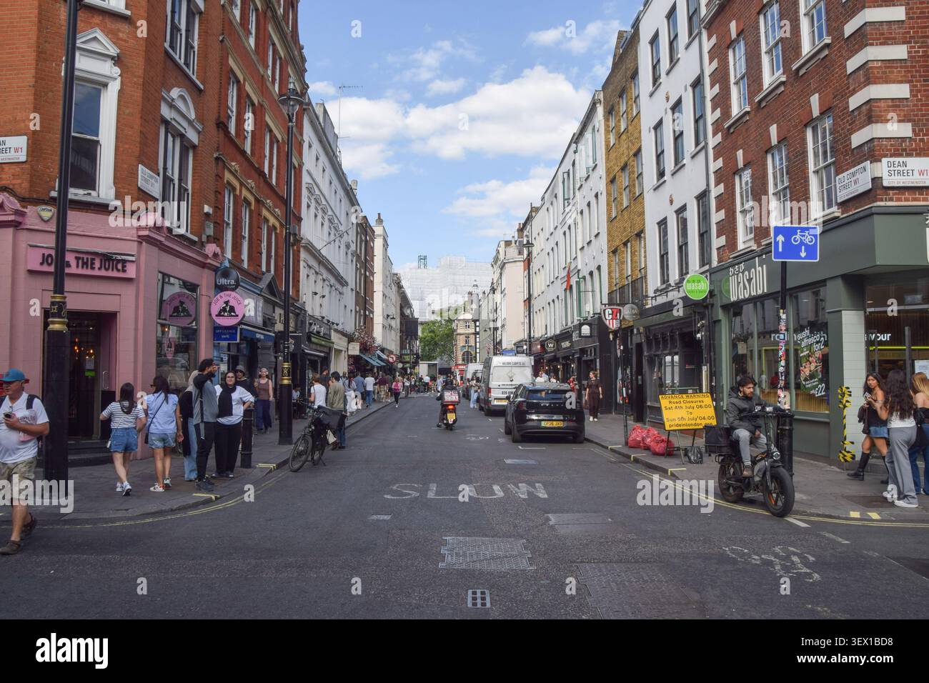 Londra, Inghilterra, Regno Unito. 29 giugno 2026. Vista generale di Old Compton Street a Soho, mentre il sindaco di Londra Sadiq Khan pianifica di usare nuovi poteri per scavalcare l'opposizione del Westminster Council all'espansione dei ristoranti all'aperto nella zona. A partire dal 2027 entrerà in vigore un'espansione dei ristoranti in cui è consentito mettere posti a sedere all'esterno durante i mesi caldi. (Credit Image: © Vuk Valcic/ZUMA Press Wire) SOLO PER USO EDITORIALE! Non per USO commerciale! Foto Stock