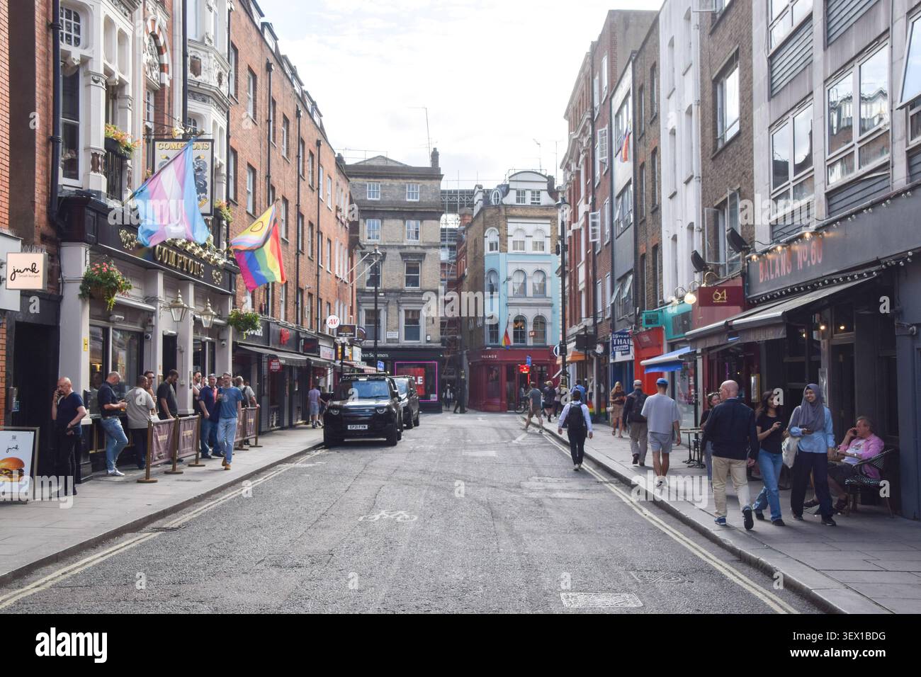 Londra, Inghilterra, Regno Unito. 29 giugno 2026. Vista generale di Old Compton Street a Soho, mentre il sindaco di Londra Sadiq Khan pianifica di usare nuovi poteri per scavalcare l'opposizione del Westminster Council all'espansione dei ristoranti all'aperto nella zona. A partire dal 2027 entrerà in vigore un'espansione dei ristoranti in cui è consentito mettere posti a sedere all'esterno durante i mesi caldi. (Credit Image: © Vuk Valcic/ZUMA Press Wire) SOLO PER USO EDITORIALE! Non per USO commerciale! Foto Stock