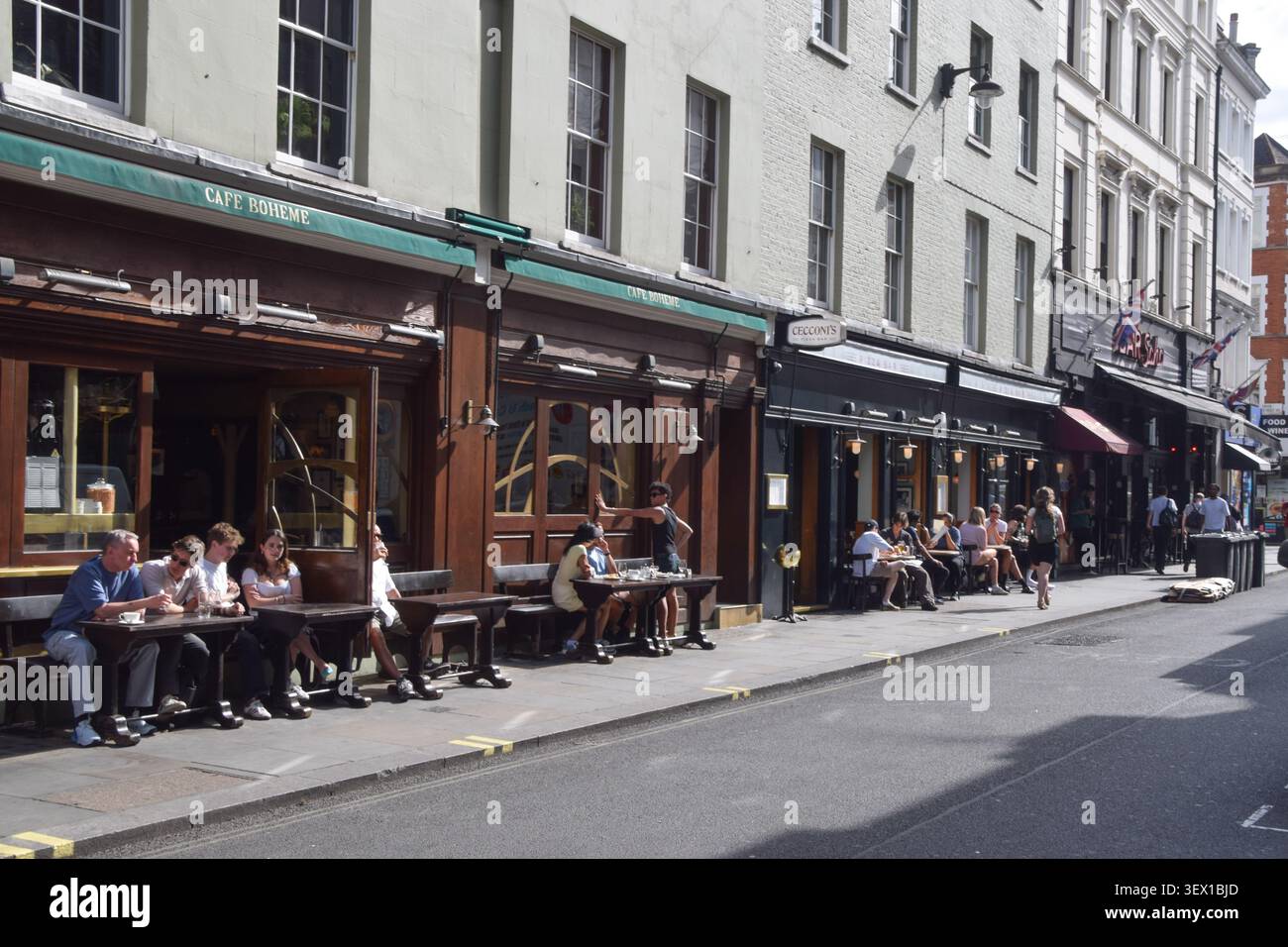 Londra, Inghilterra, Regno Unito. 29 giugno 2026. Le persone si siedono all'esterno del Cafe Boheme in Old Compton Street a Soho, mentre il sindaco di Londra Sadiq Khan pianifica di usare nuovi poteri per scavalcare l'opposizione del Westminster Council all'espansione dei ristoranti all'aperto nella zona. A partire dal 2027 entrerà in vigore un'espansione dei ristoranti in cui è consentito mettere posti a sedere all'esterno durante i mesi caldi. (Credit Image: © Vuk Valcic/ZUMA Press Wire) SOLO PER USO EDITORIALE! Non per USO commerciale! Foto Stock