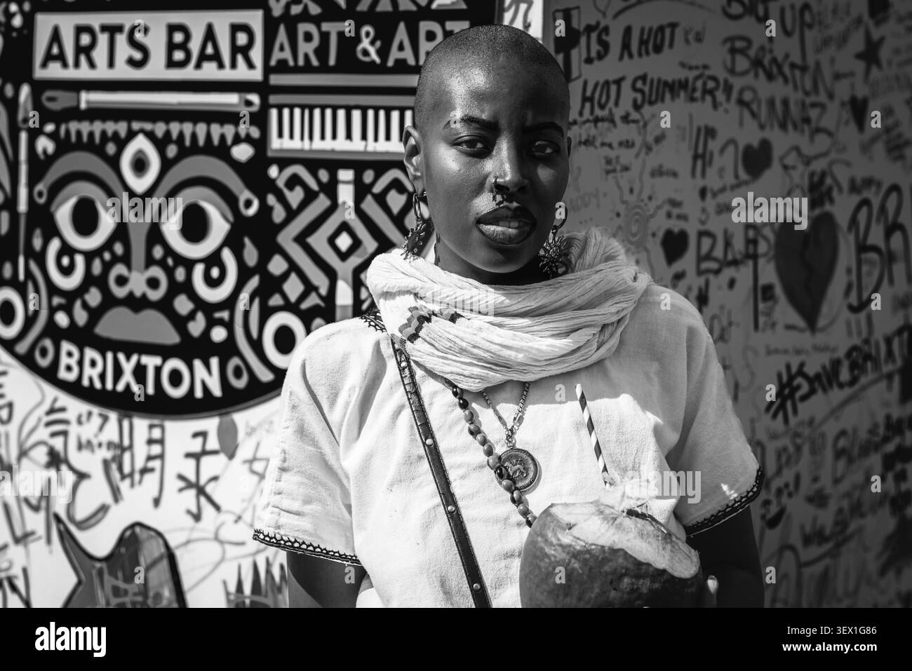 Immagine in bianco e nero dell'artista musicale Teshay Makeda, l'imperatrice del roots soul al Windrush Big Caribbean Lunch 2026. Foto Stock