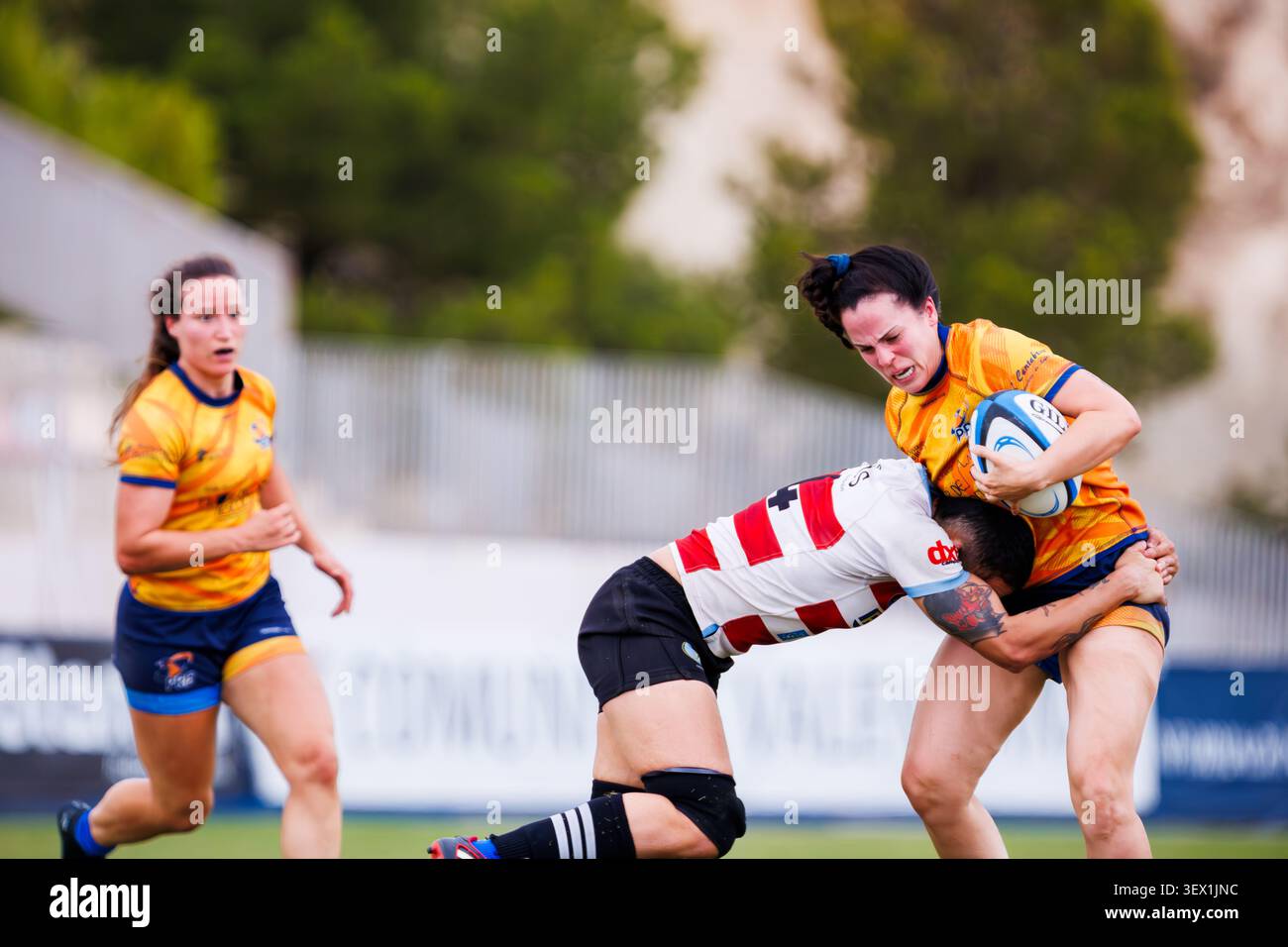Villajoyosa,Alicante,Spagna.06-20-2026.colpo d'azione a corpo intero che mostra un Club Rugby Arquitectura Técnica Un giocatore di Coruña che scende in basso in un'agains da tackle Foto Stock