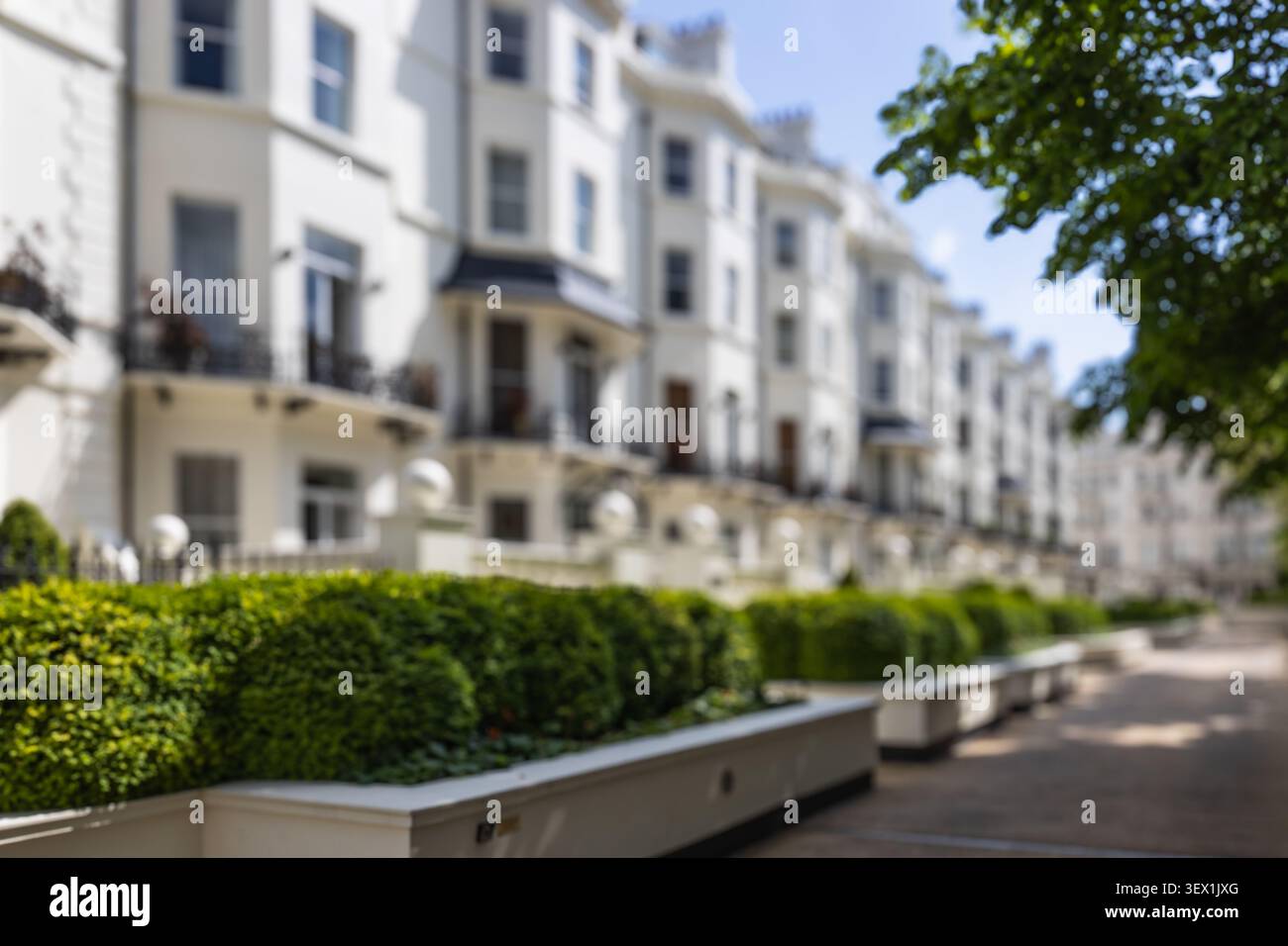 Vista sfocata delle case a schiera bianche a Londra Foto Stock