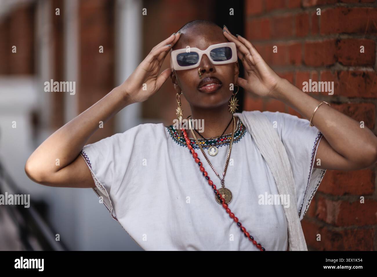 Artista musicale Teshay Makeda, l'imperatrice della moda roots soul, indossa occhiali da sole al Windrush, Big Caribbean Lunch 2026. Foto Stock