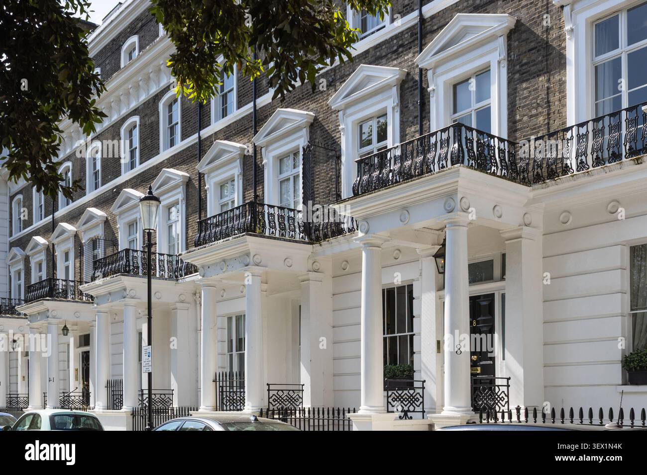 Classiche case a schiera di Londra con portici bianchi in stucco Foto Stock