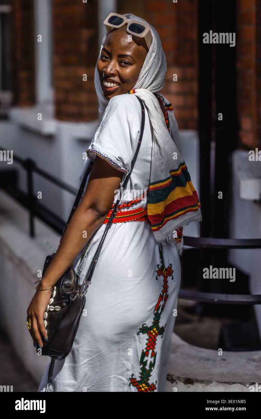 Artista musicale Teshay Makeda, l'imperatrice del roots soul, sorride al Windrush Big Caribbean Lunch 2026. Foto Stock