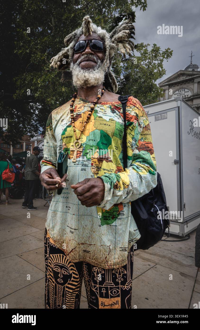 Uomo colorato ed elegante al Windrush Big Caribbean Lunch 2026. Foto Stock