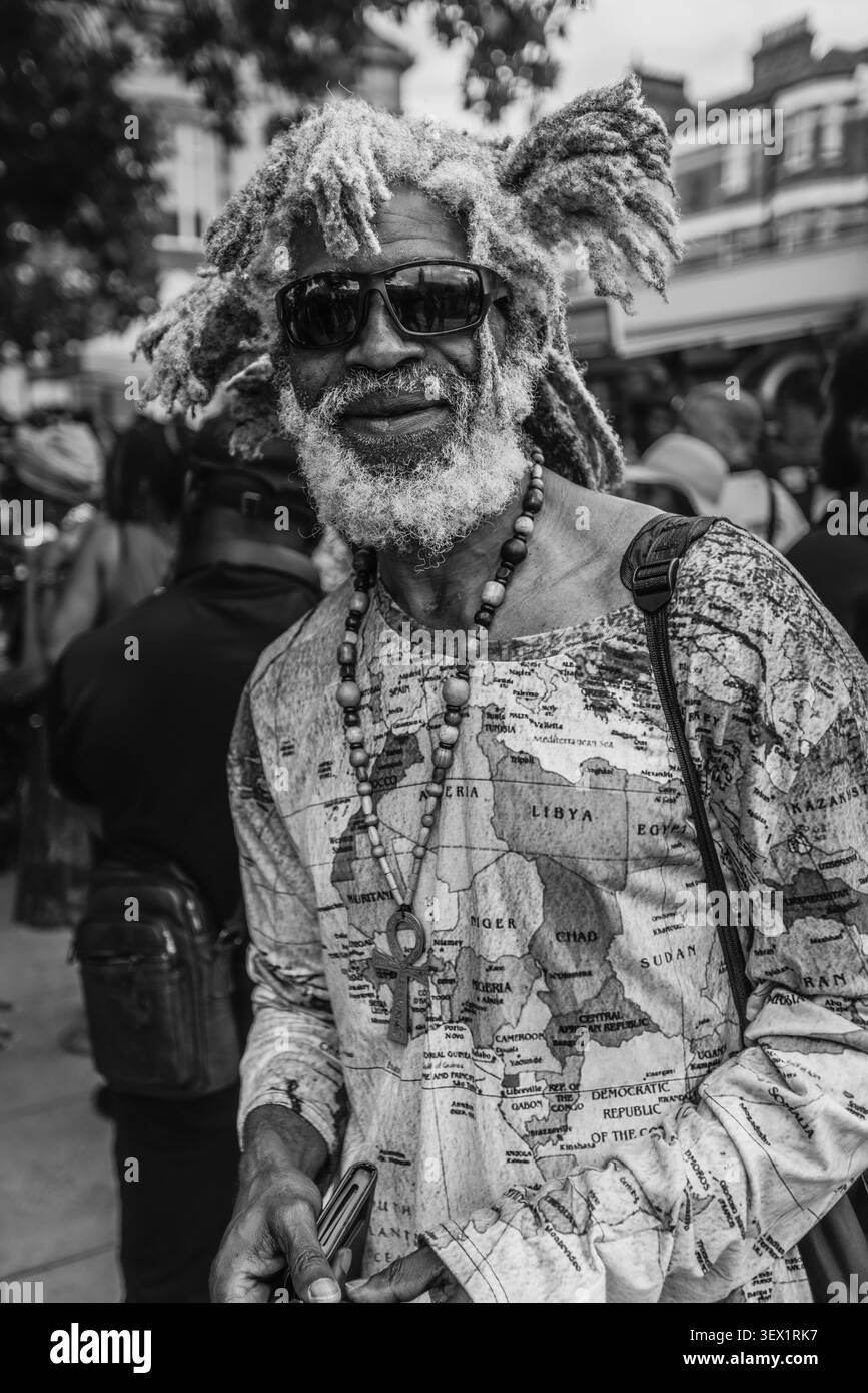 Un'immagine in bianco e nero di un uomo elegante al Windrush Big Caribbean Lunch 2026. Foto Stock