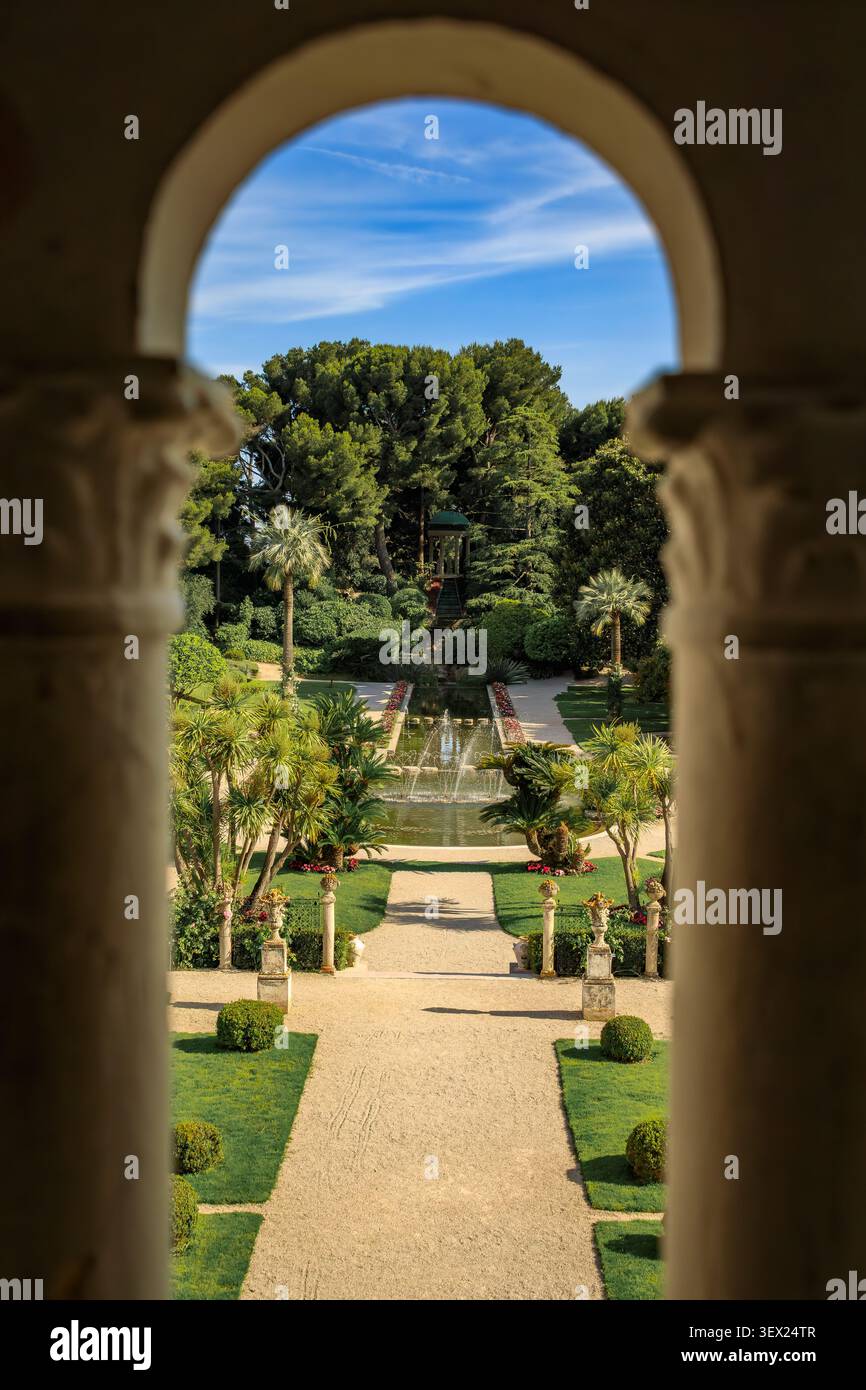 Saint Jean Cap Ferrat, Francia - 28 maggio 2024: I lussureggianti giardini verdi della pittoresca e grandiosa Villa Ephrussi de Rothschild, eleganza del vecchio mondo Foto Stock