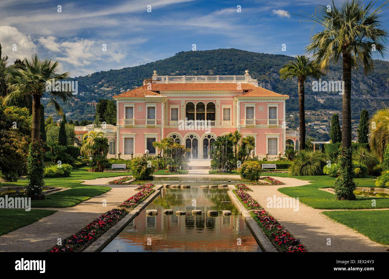 Saint Jean Cap Ferrat, Francia - 28 maggio 2024: Pittoresca e grandiosa Villa Ephrussi de Rothschild, eleganza del vecchio mondo circondata da lussureggianti giardini verdi Foto Stock