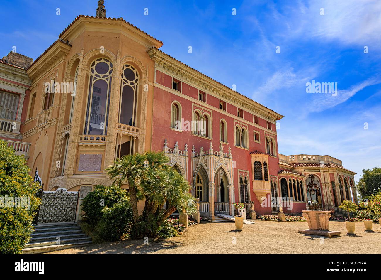 Saint Jean Cap Ferrat, Francia - 28 maggio 2024: Pittoresca e grandiosa Villa Ephrussi de Rothschild, eleganza del vecchio mondo circondata da lussureggianti giardini verdi Foto Stock