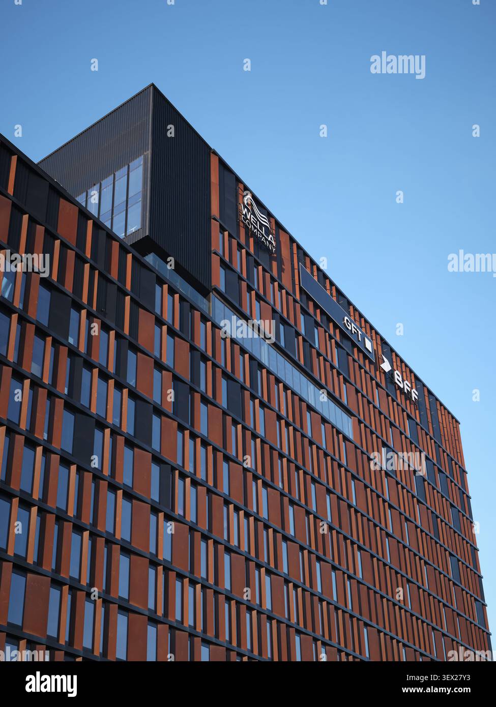 Lodz, Polonia - 12 aprile 2026: Vista verticale della facciata dell'ufficio Brama Miasta con i cartelli aziendali. Foto Stock