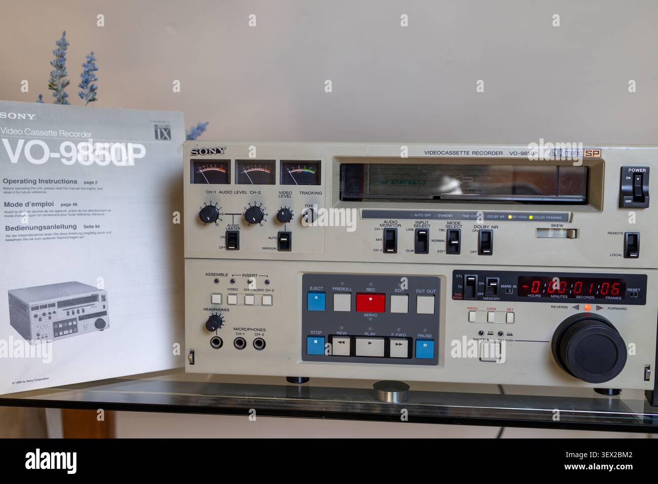 Leeds UK, 1 maggio 2025: Videoregistratore professionale Sony VO-9850P U-Matic SP, accanto al manuale d'uso originale Highlig Foto Stock
