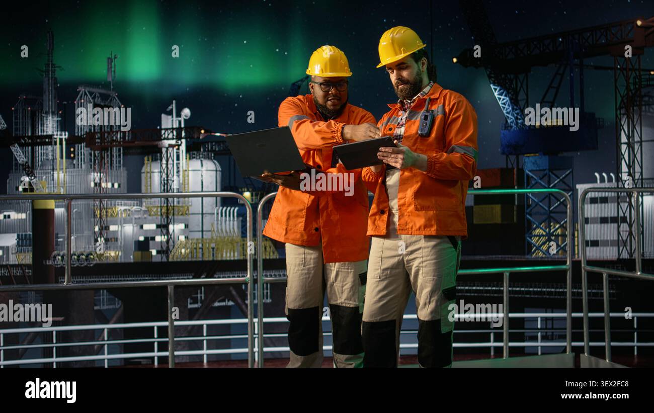 Gestione delle risorse, crisi petrolifera globale e team di progettazione della piattaforma offshore utilizzando un laptop. Revisione delle metriche di estrazione del petrolio, blocco marittimo che influisce sulle operazioni e sui colleghi, telecamera A. Foto Stock